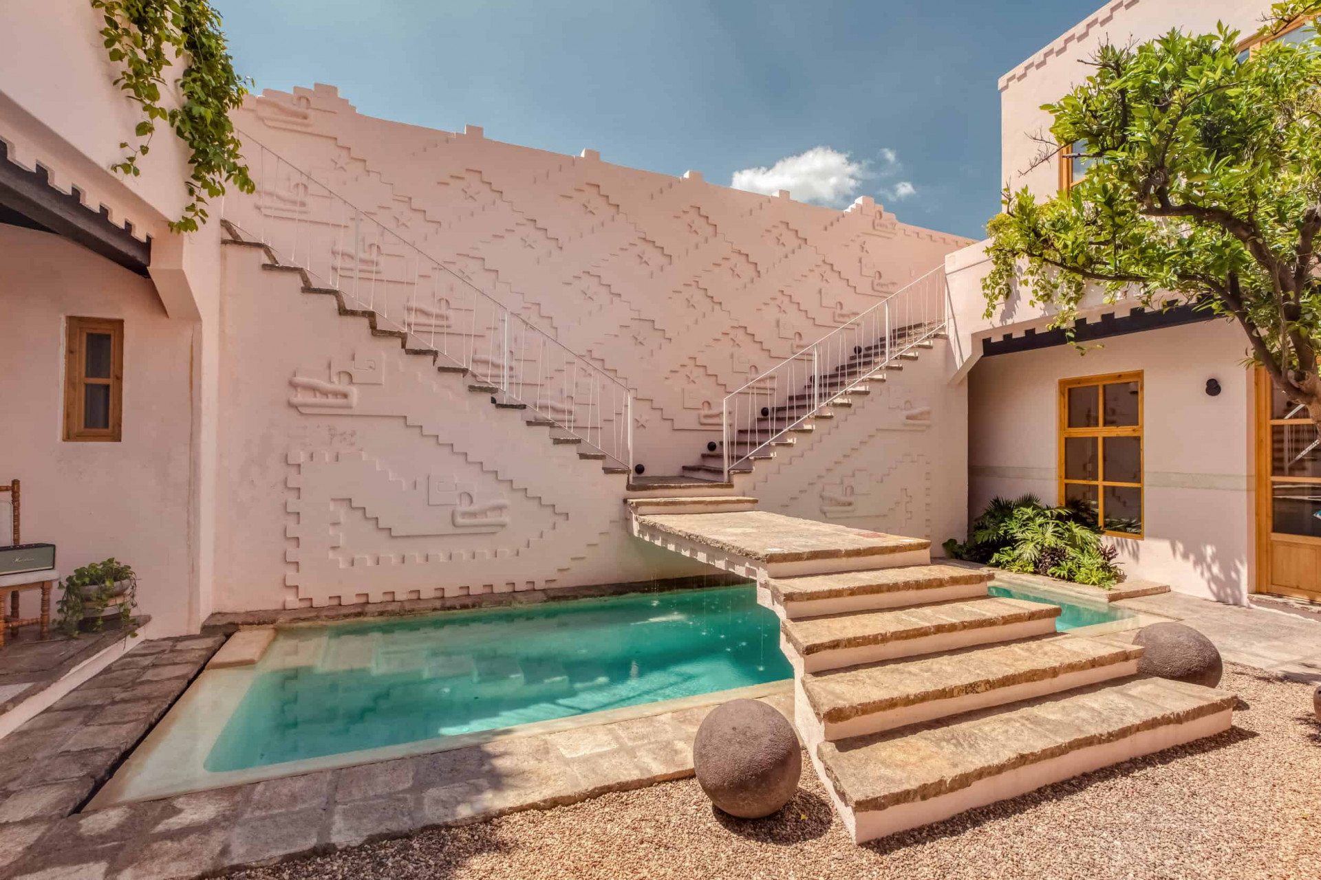 Escalera sobre la piscina 